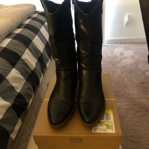 Never worn beautiful black cowboy boots 💐